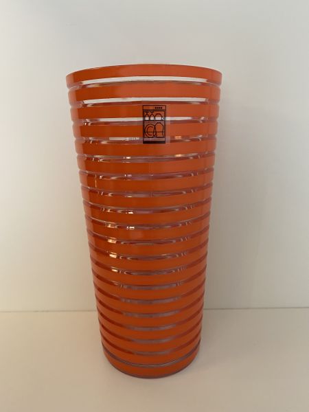 Glaslike Kunststoffbecher, D 8,5 cm, H 17 cm, transp. m. orangefarb. Querstreifen