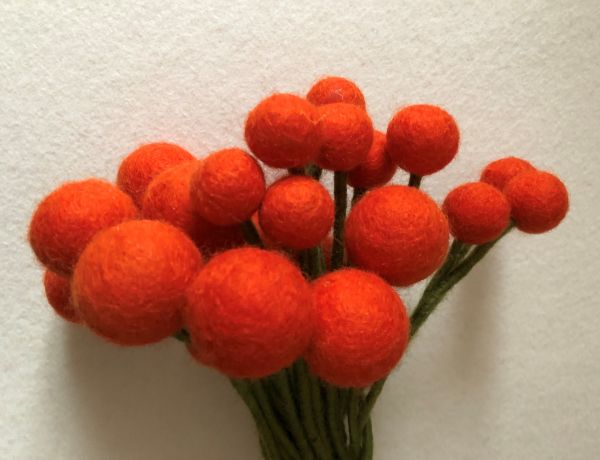 Wollfilz-Kugelblume orange D 2 cm, H 32 cm