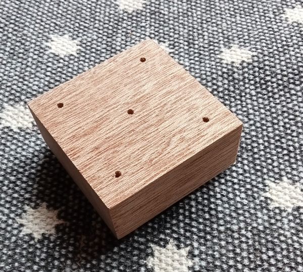Baumwollpapierblumen-Holz-Sockel klein