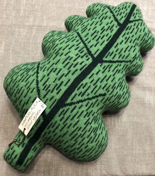 Eichblattkissen, 54 x 32 x 15 cm, waldgrün, 100 % Lambswool gestrickt