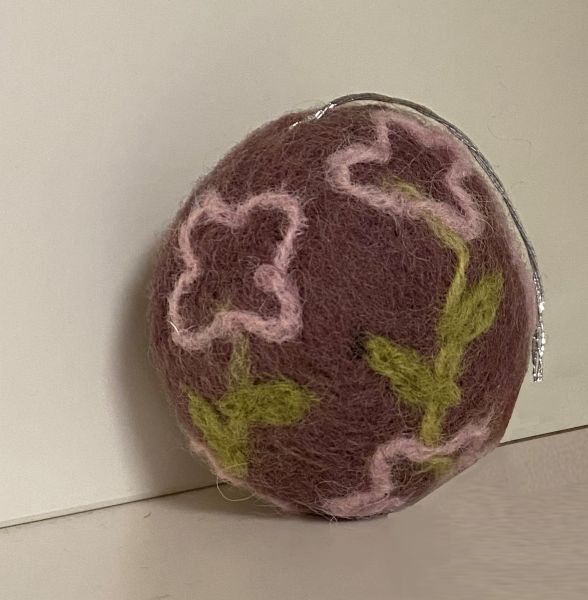 Wollfilz-Anhänger Osterei lila m. rosa Blümchen, D 5 cm, H 5,5 cm