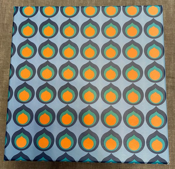 Geschenkschachtel m. graf. Muster, quadr. 18,5 x 18,5 x14 cm, 2 verschied. Farben